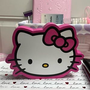 Hello kitty head shelf sitter